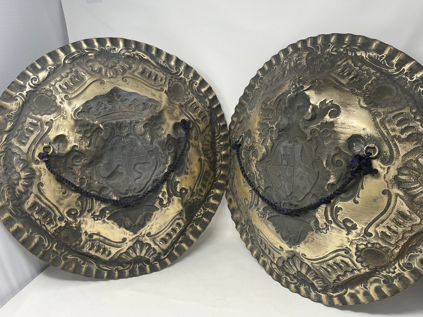 Pareja Platos de Metal mit Heráldico-Schriftzug