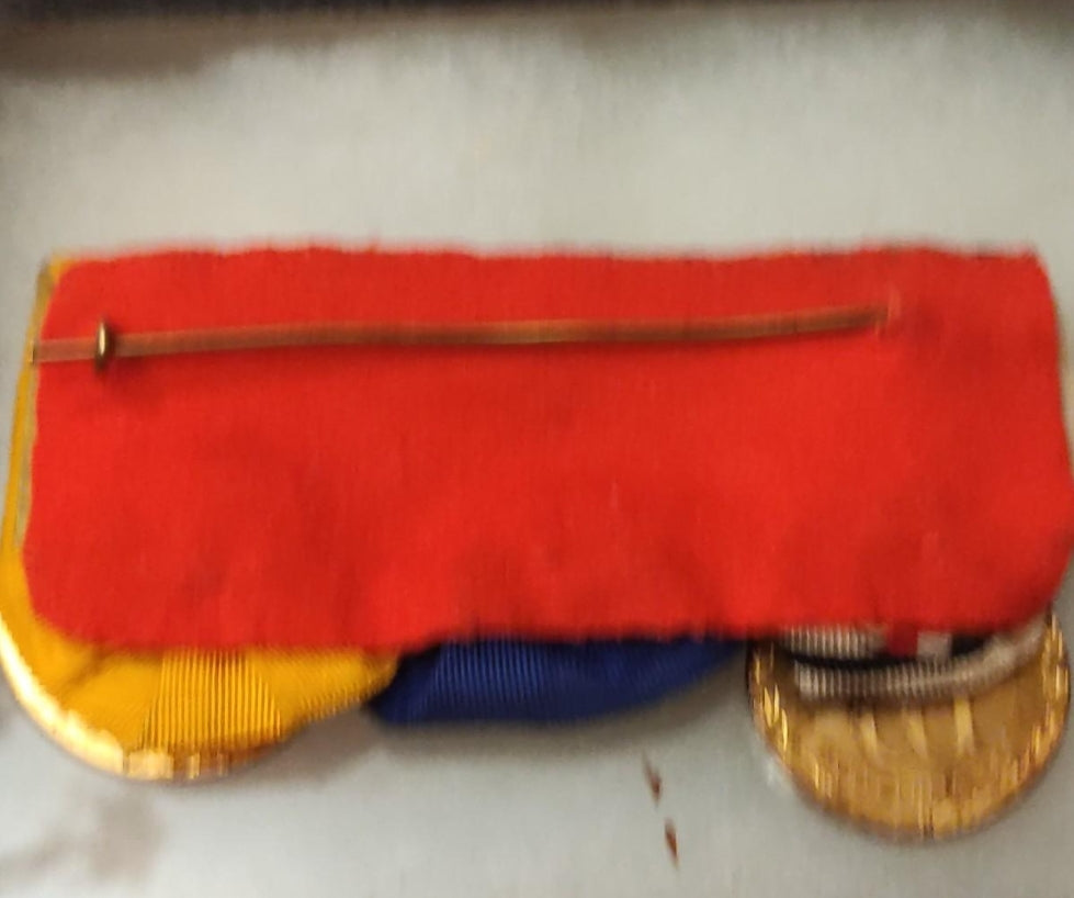 Alfiler decorativo con 3 condecoraciones imperiales alemanas.