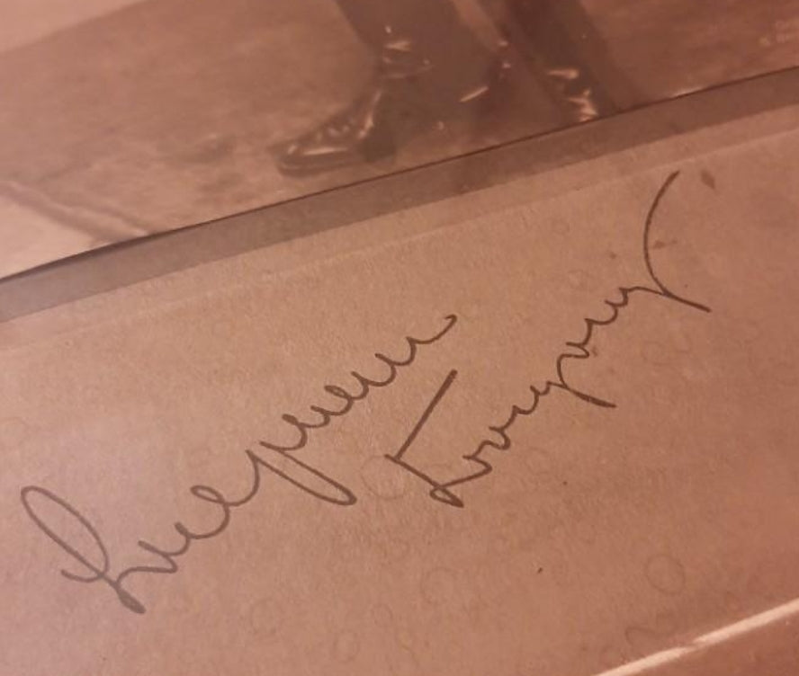 Fotografía del príncipe Guillermo heredero del húsar Guillermo II con firma