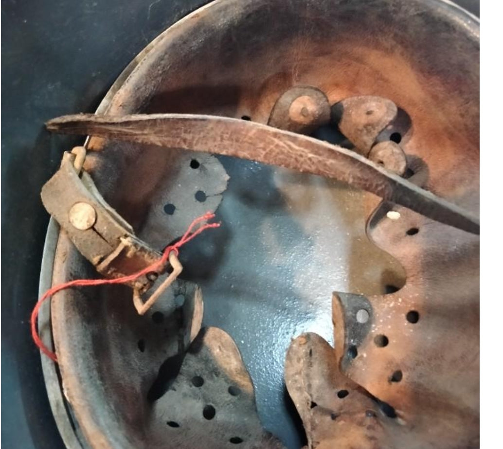 M42-Helm neu lackiert und mit zwei Reproduktionsaufklebern versehen