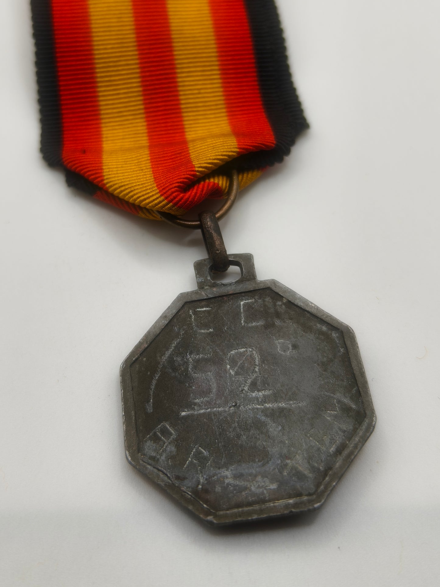 Medalla División Garibaldi con cinta guerra de España
