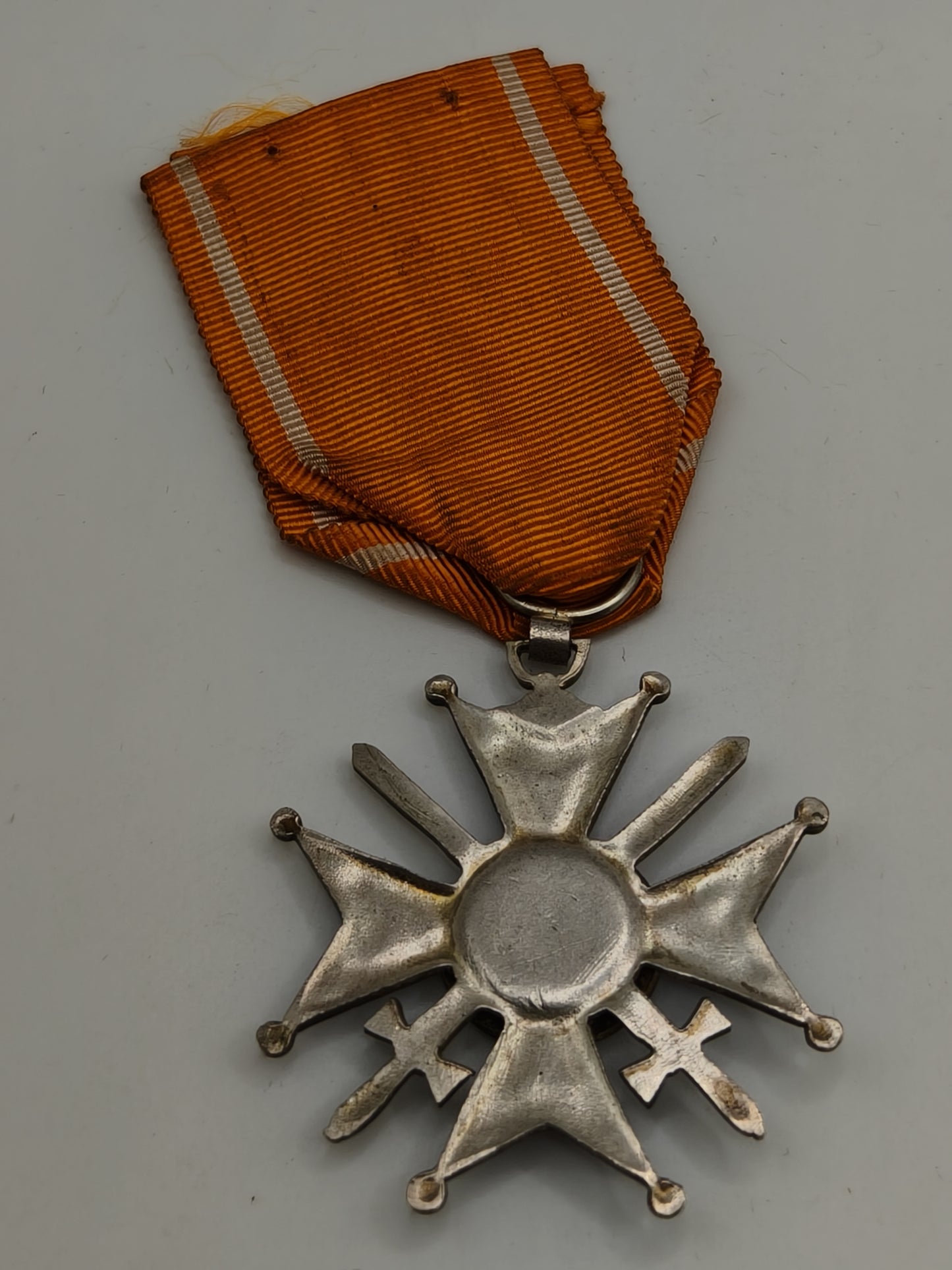 Medalla de la Orden de Orange con espadas. Modelo portugués.