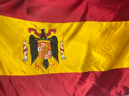 Bandera del régimen español bordada por un ministro. Posguerra con emblema de águila