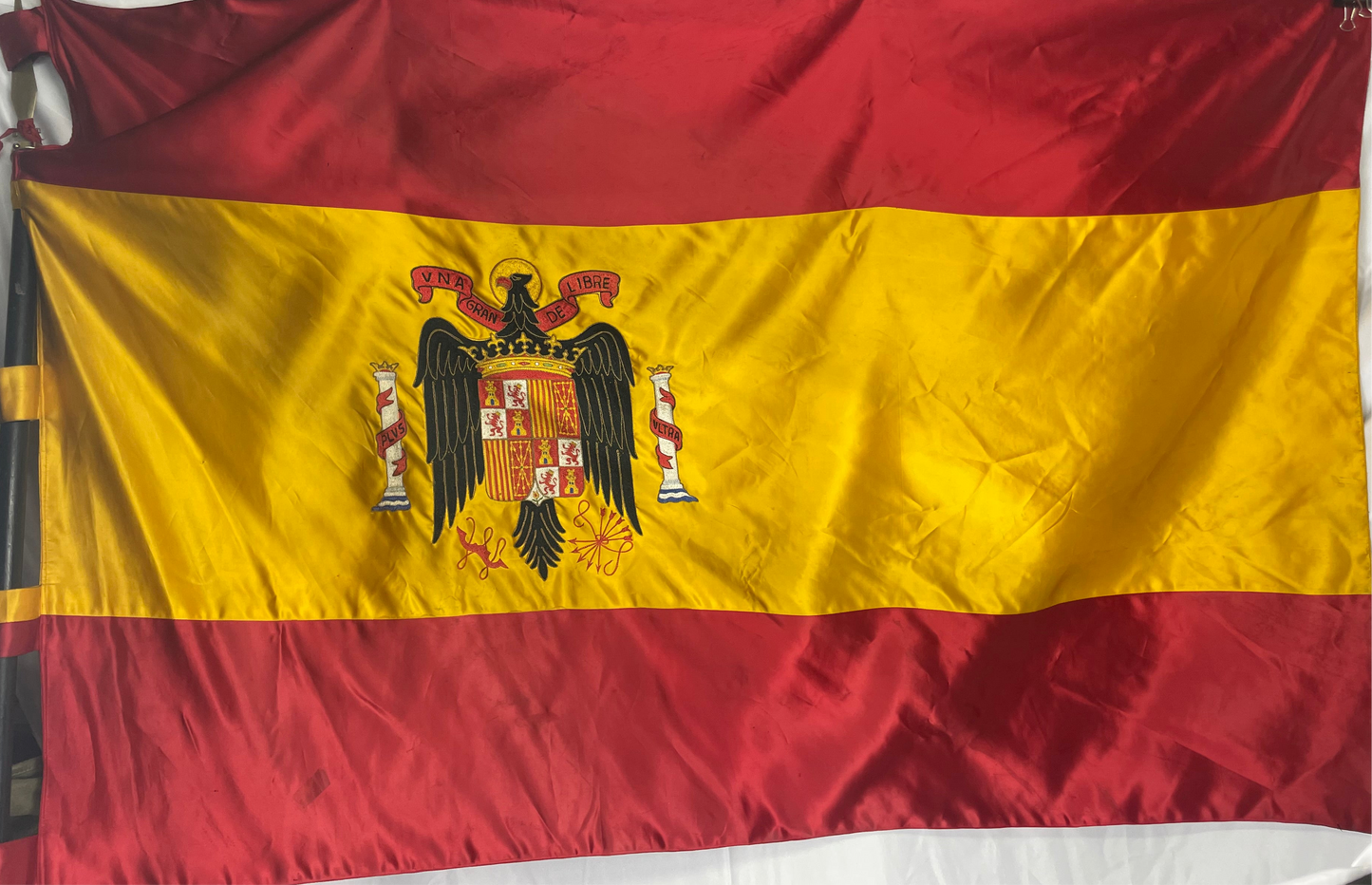 Bandera del régimen español bordada por un ministro. Posguerra con emblema de águila