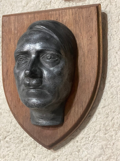 Metopa en relieve del busto de Hitler.