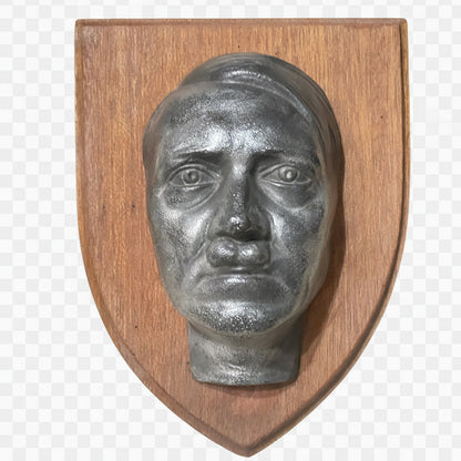 Metopa en relieve del busto de Hitler.