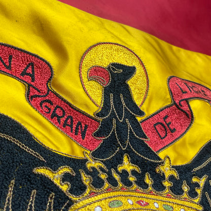 Bandera del régimen español bordada por un ministro. Posguerra con emblema de águila