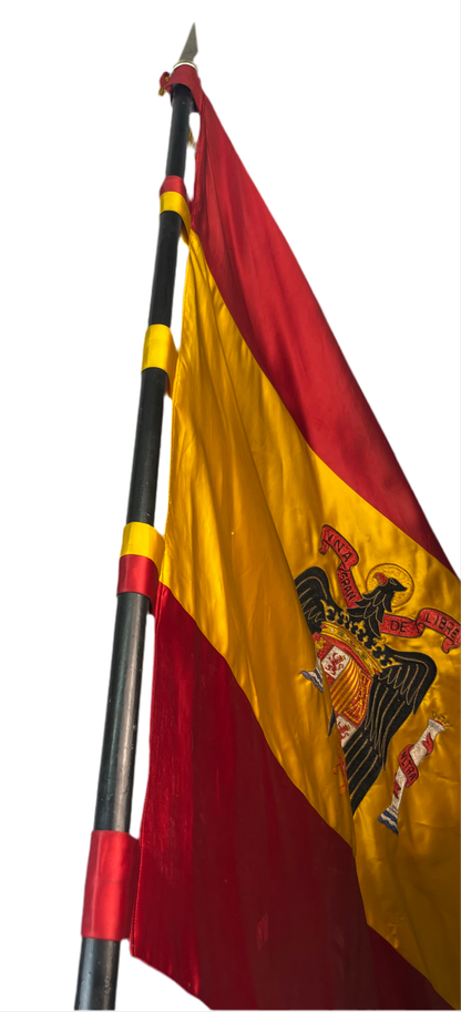 Bandera del régimen español bordada por un ministro. Posguerra con emblema de águila