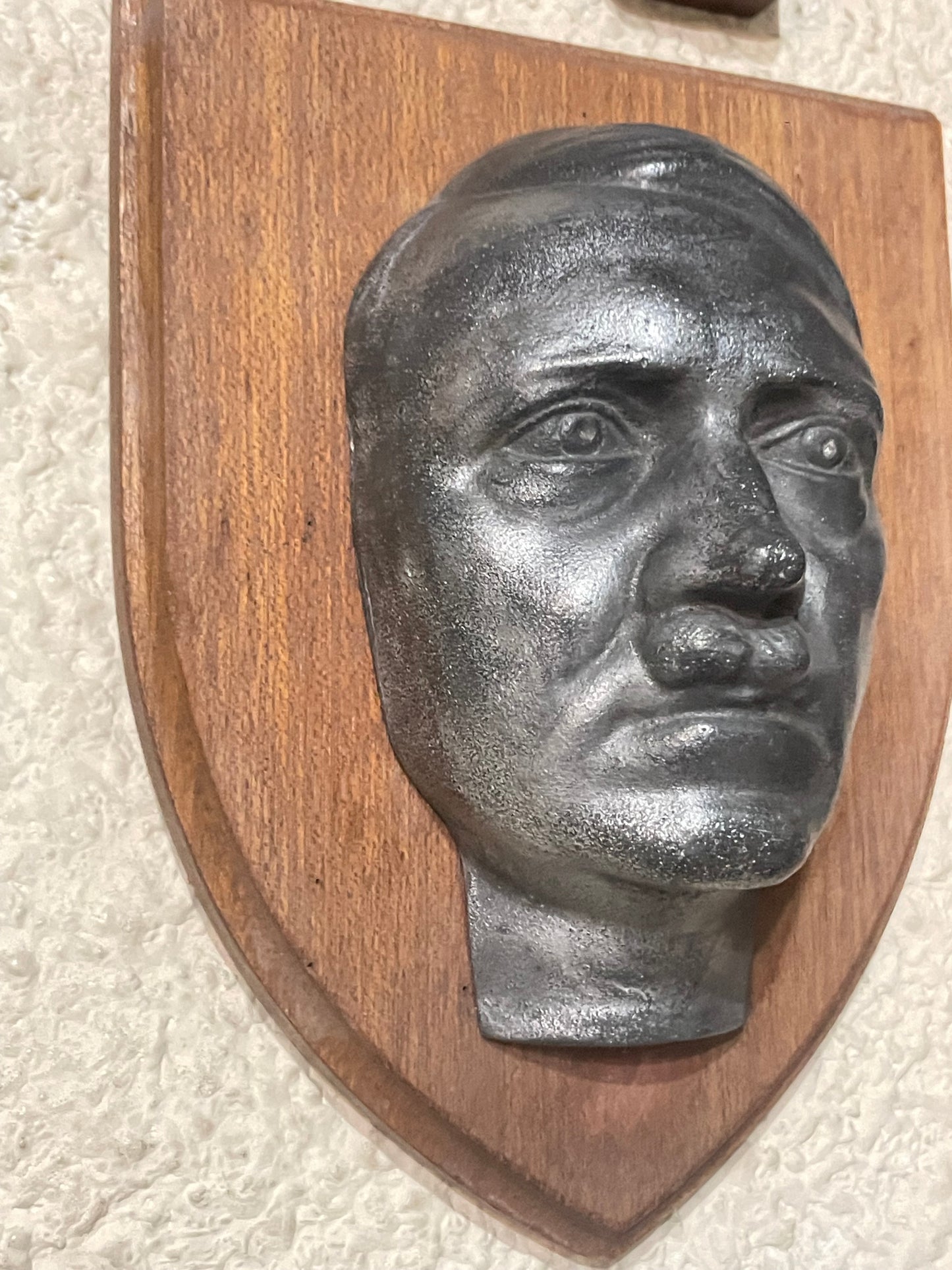 Metopa en relieve del busto de Hitler.