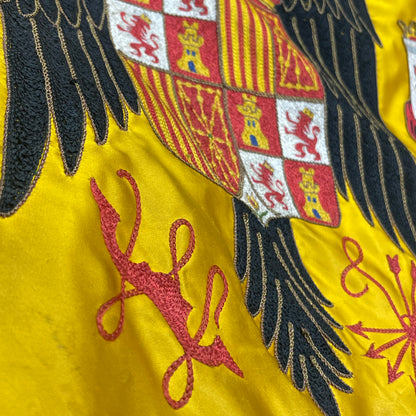 Bandera del régimen español bordada por un ministro. Posguerra con emblema de águila