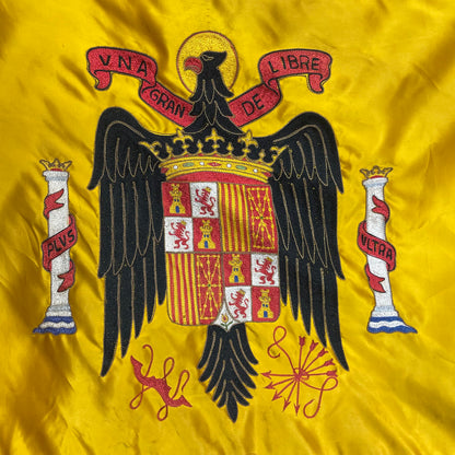 Bandera del régimen español bordada por un ministro. Posguerra con emblema de águila