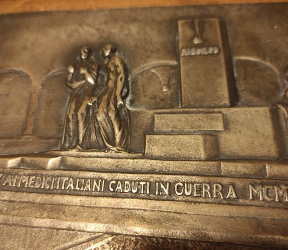 Placa de plata de homenaje a los caídos italianos.