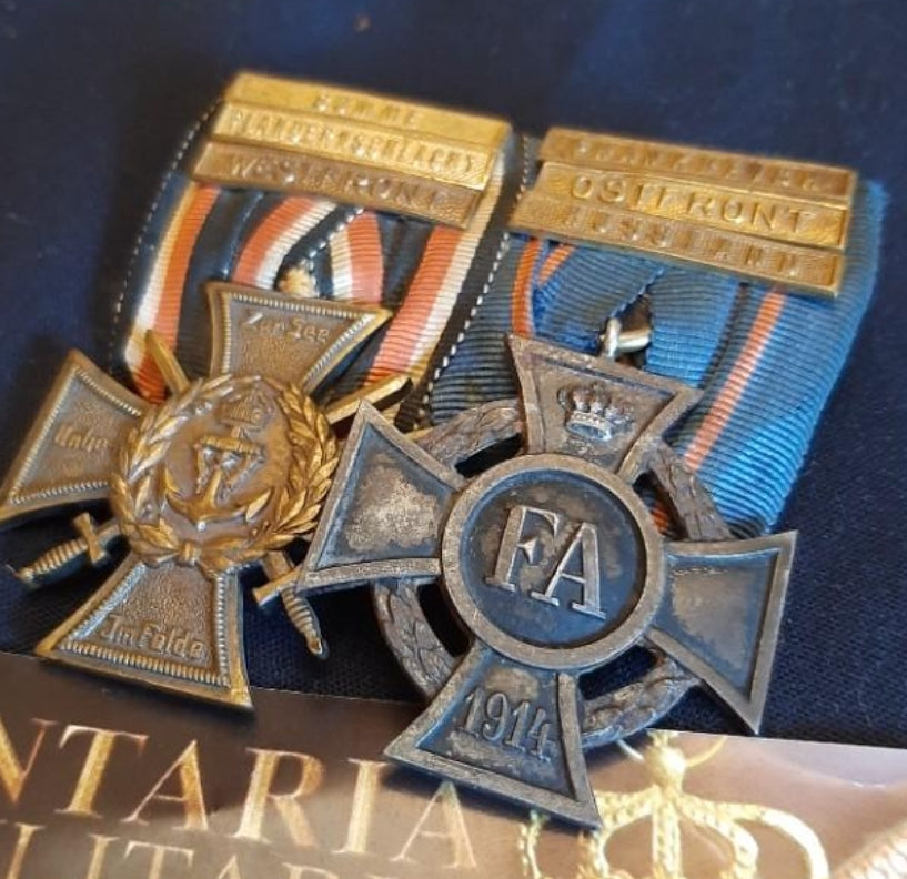 Anstecknadel mit zwei Orden aus dem Ersten Weltkrieg 