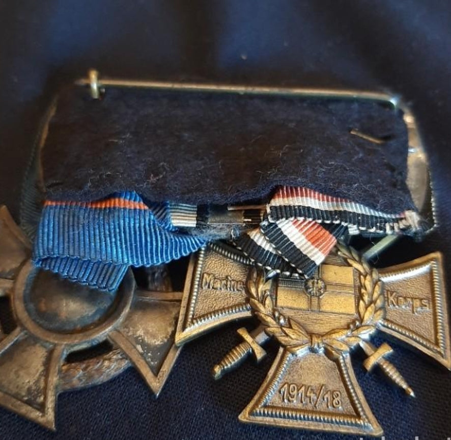 Anstecknadel mit zwei Orden aus dem Ersten Weltkrieg 