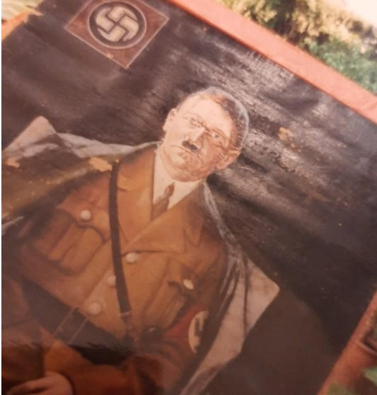 Gran óleo con retrato de Adolf Hitler.