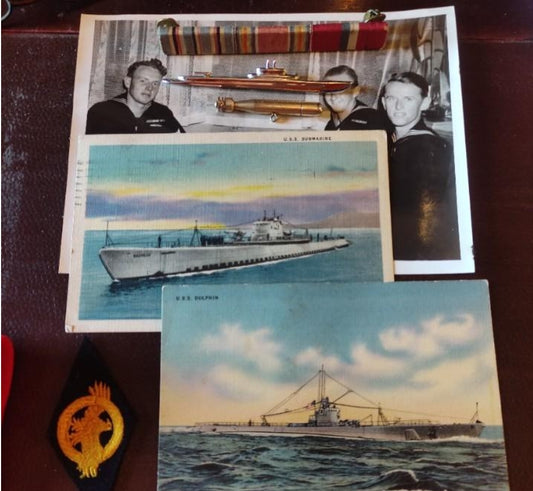 Conjunto de insignias, etc. y fotografías de un submarino norteamericano de la Segunda Guerra Mundial. 
