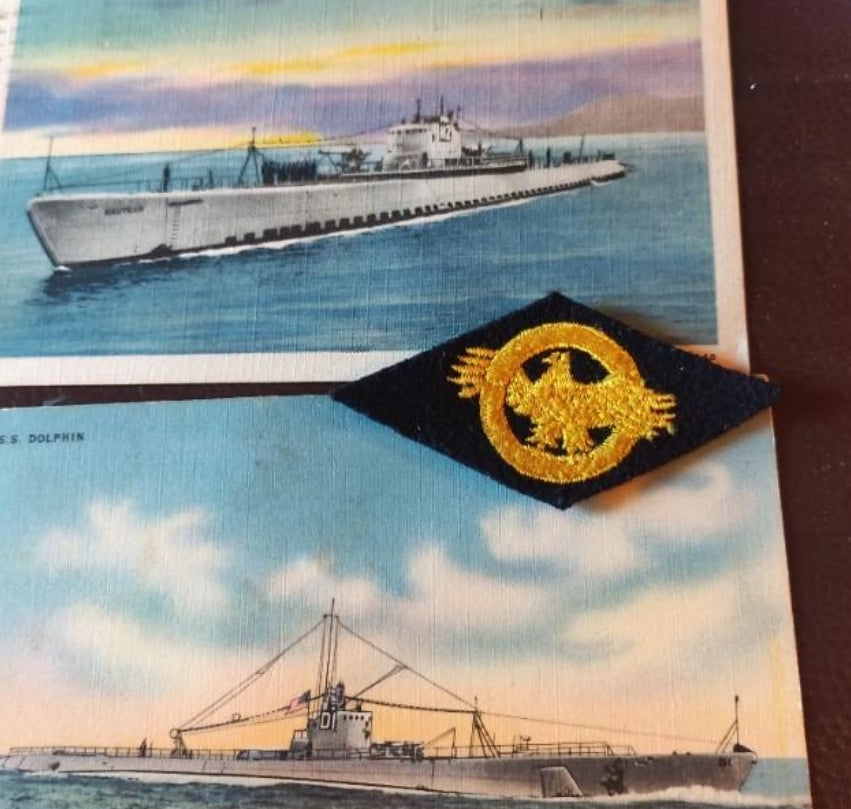 Set of insignia etc. and photos of a North American submarine from the Second World War