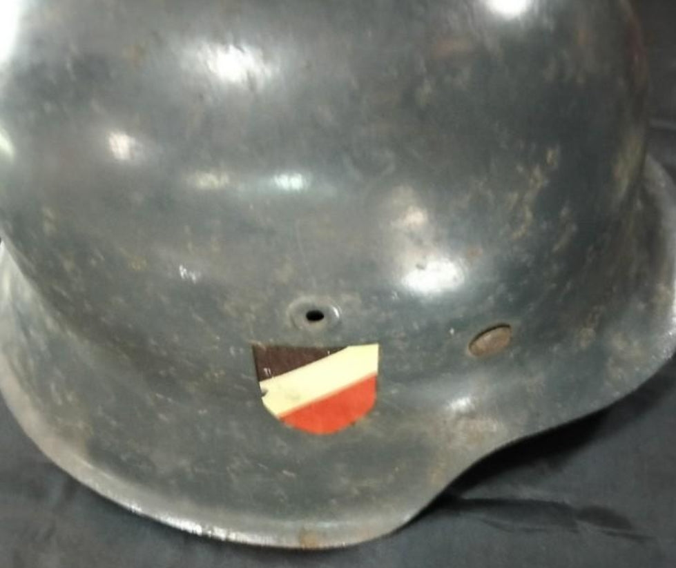 M42-Helm neu lackiert und mit zwei Reproduktionsaufklebern versehen 