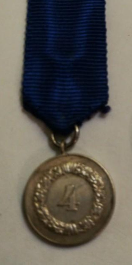Medalla alemana en miniatura por 4 años de servicio en la Wehrmacht. 