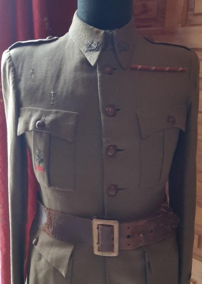 Uniforme de un capitán veterano de la legión. 