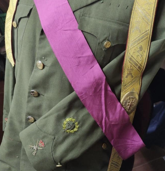 Allgemeine Uniform mit dem Oviedo-Kollektiv sowie Gürtel und Band 
