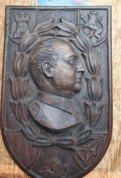 Madera tallada con el busto de Franco.