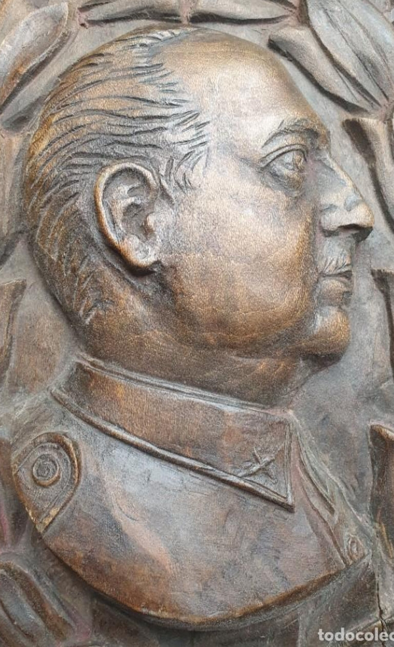 Madera tallada con el busto de Franco.