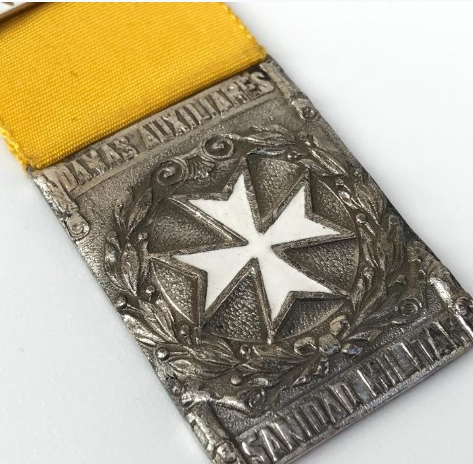 Medalla para damas auxiliares de Sanidad Militar.
