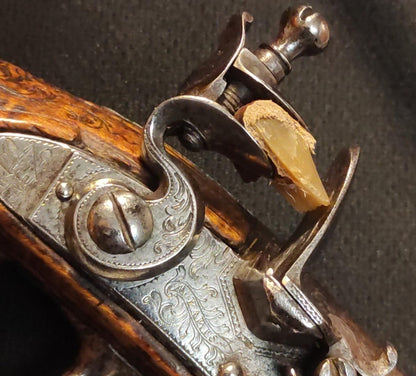 Pistola de chispa inglesa del siglo XVIII.