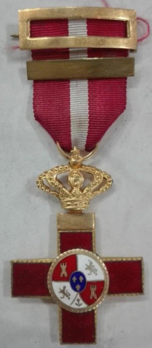 Insignia roja Cruz al Mérito Militar 