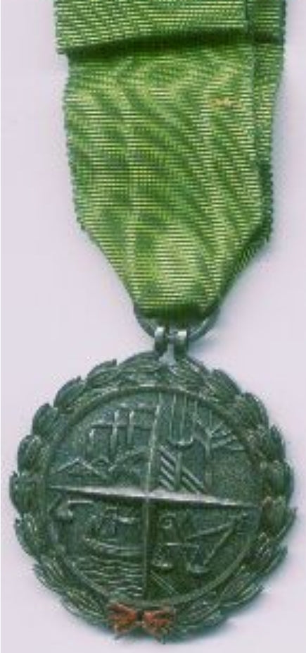 Verdienstmedaille der Gewerkschaft aus der Franco-Zeit. Silber und Emaille. Kommt mit einer weiteren zugehörigen Medaille und einem Abzeichen