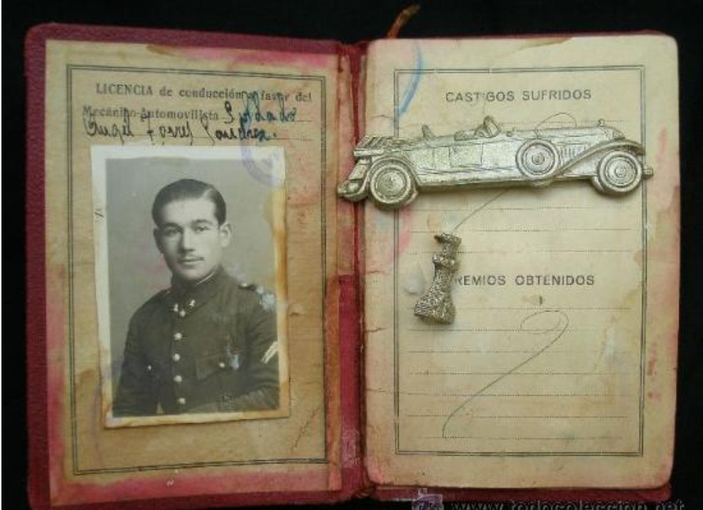 Carnet de Conductor del Ejército del periodo Alfonso XIII español. Viene con una insignia de metal de la sección de automóviles del ejército.