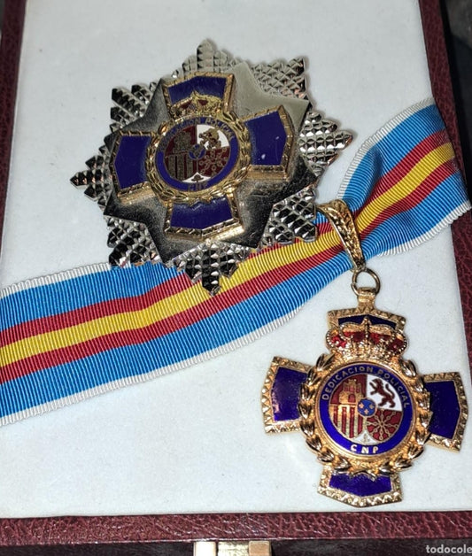 Insignia y comisión de 30 y 35 años en la Policía