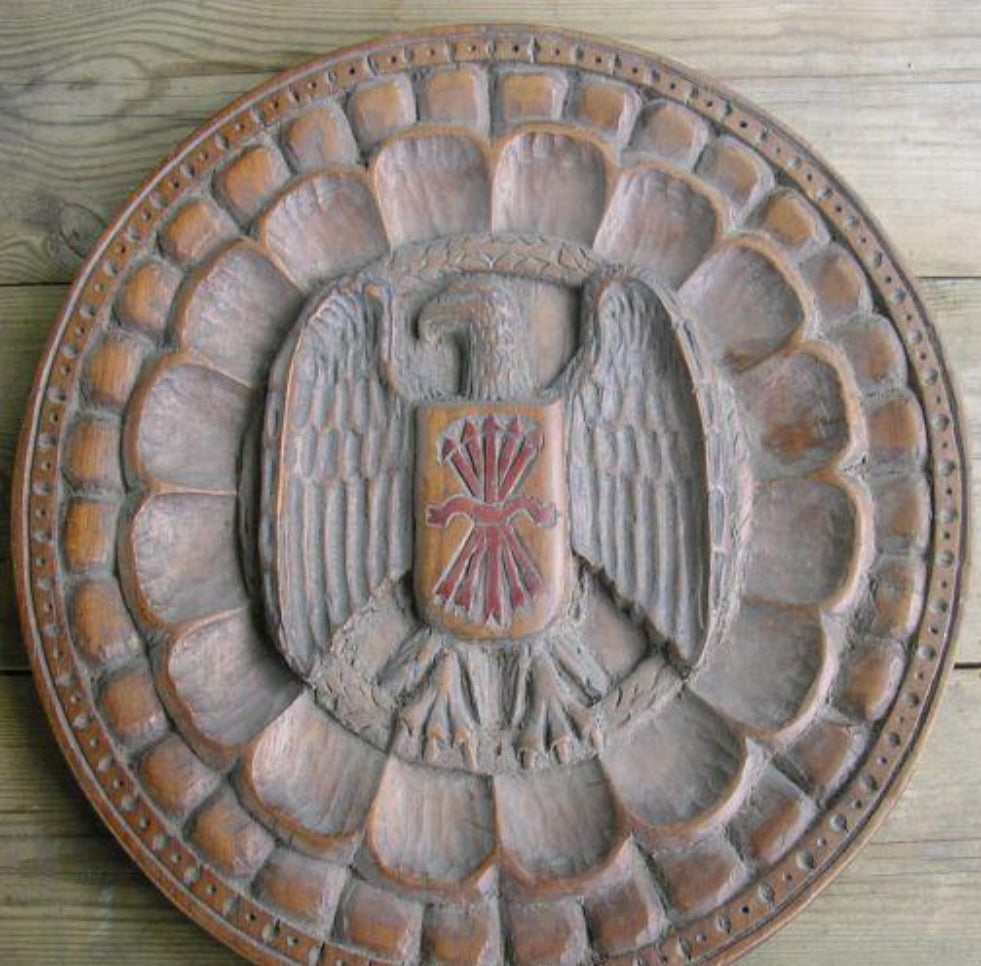 Wooden plate, carved with the Falange eagle. Approx. 30 cm. diameter