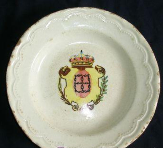 Earthenware plate with the ancient coat of arms of Navarre .