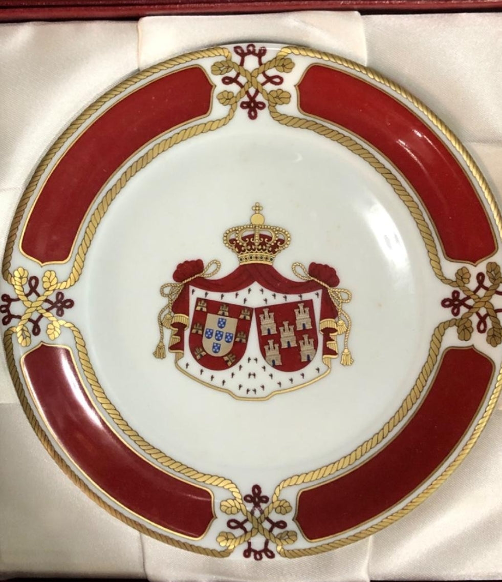 Dish with the coat of arms of the Portuguese royal house