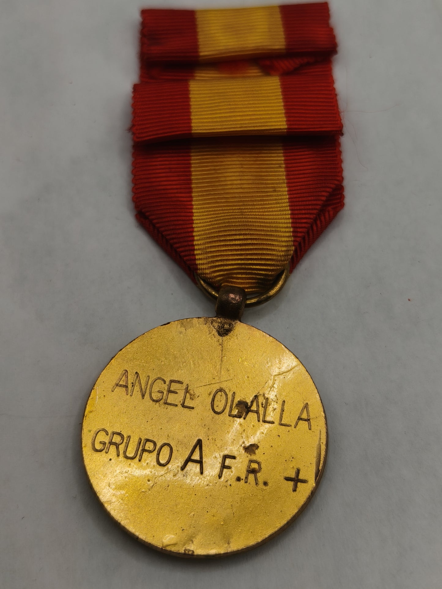 Medalla Cruz Roja época de Franco. España. Nombre grabado en el reverso