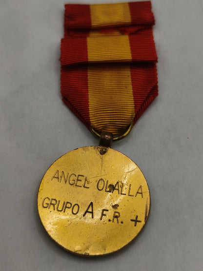 Medalla Cruz Roja época de Franco. España. Nombre grabado en el reverso