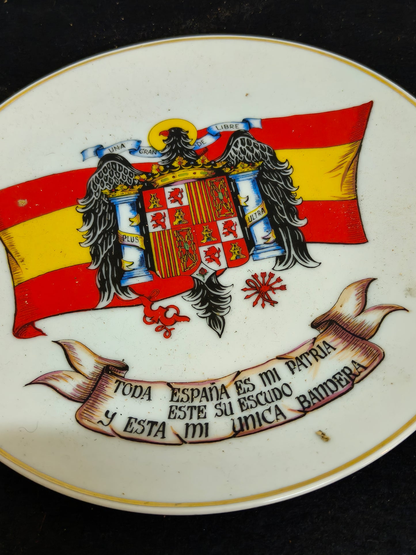 Plato escudo de España época Franco