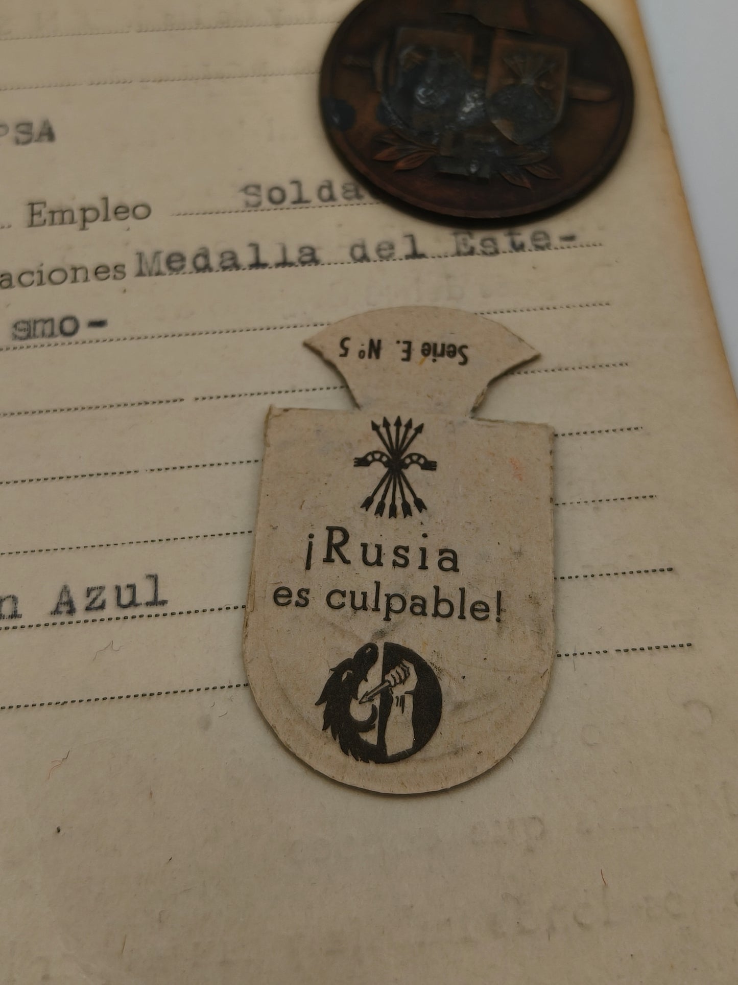 Medalla anti bolchevique con documento división azul. IIWW