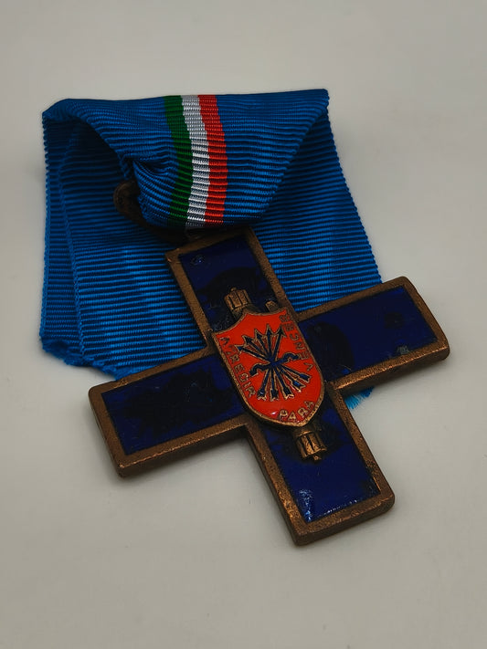 Medalla Cruz Tropas italianas Flechas Azules. Guerra civil española.
