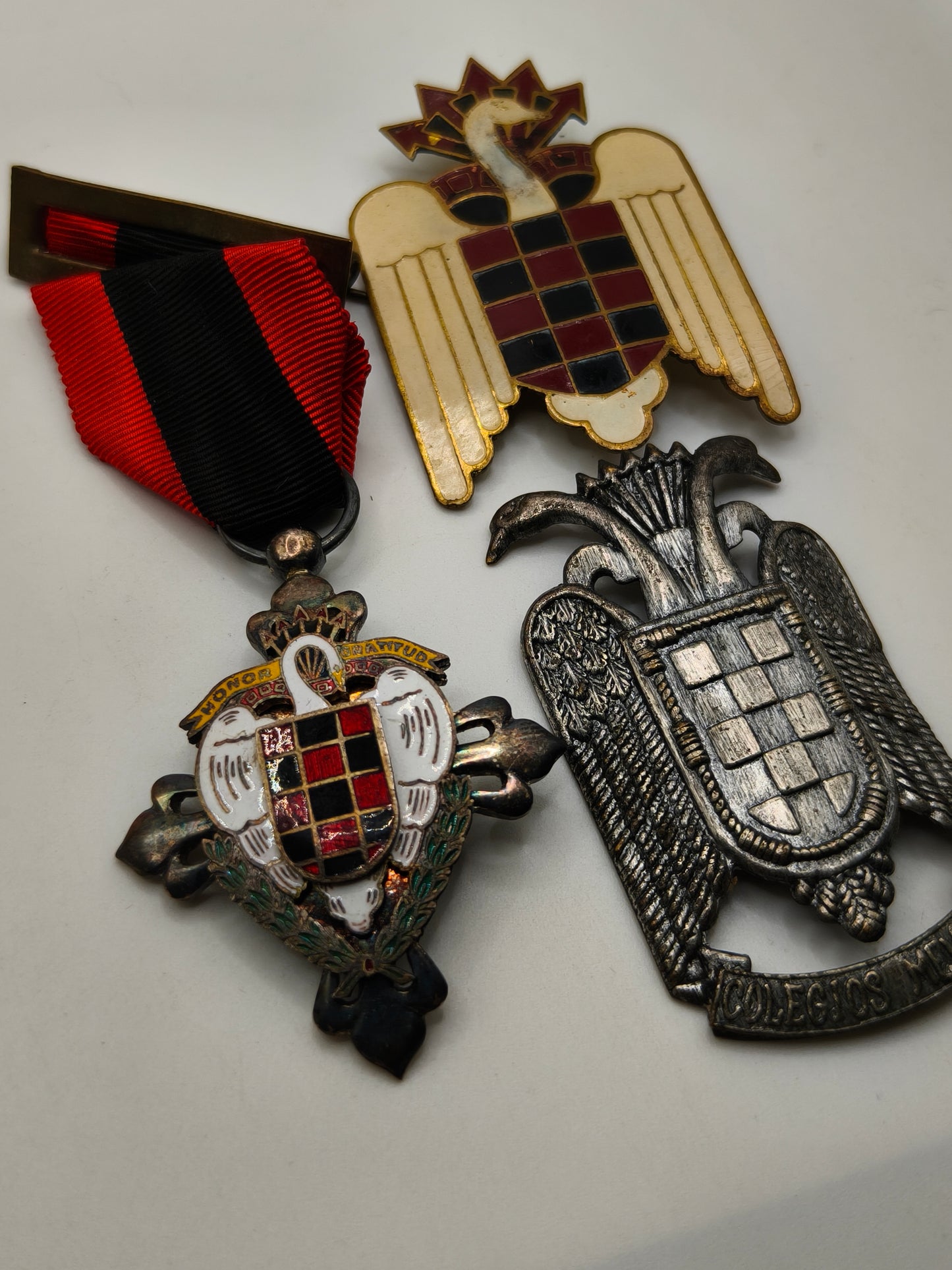 Lote insignias Falange Juvenil. Época Franco.