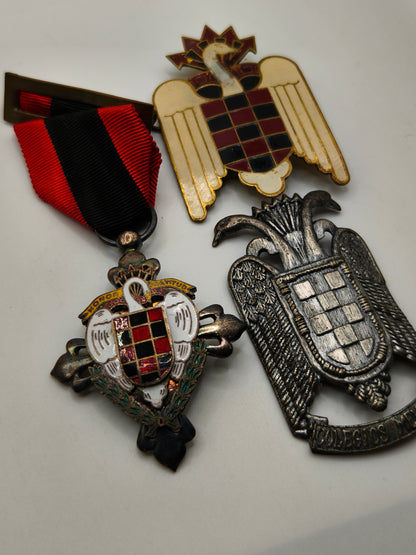Lote insignias Falange Juvenil. Época Franco.
