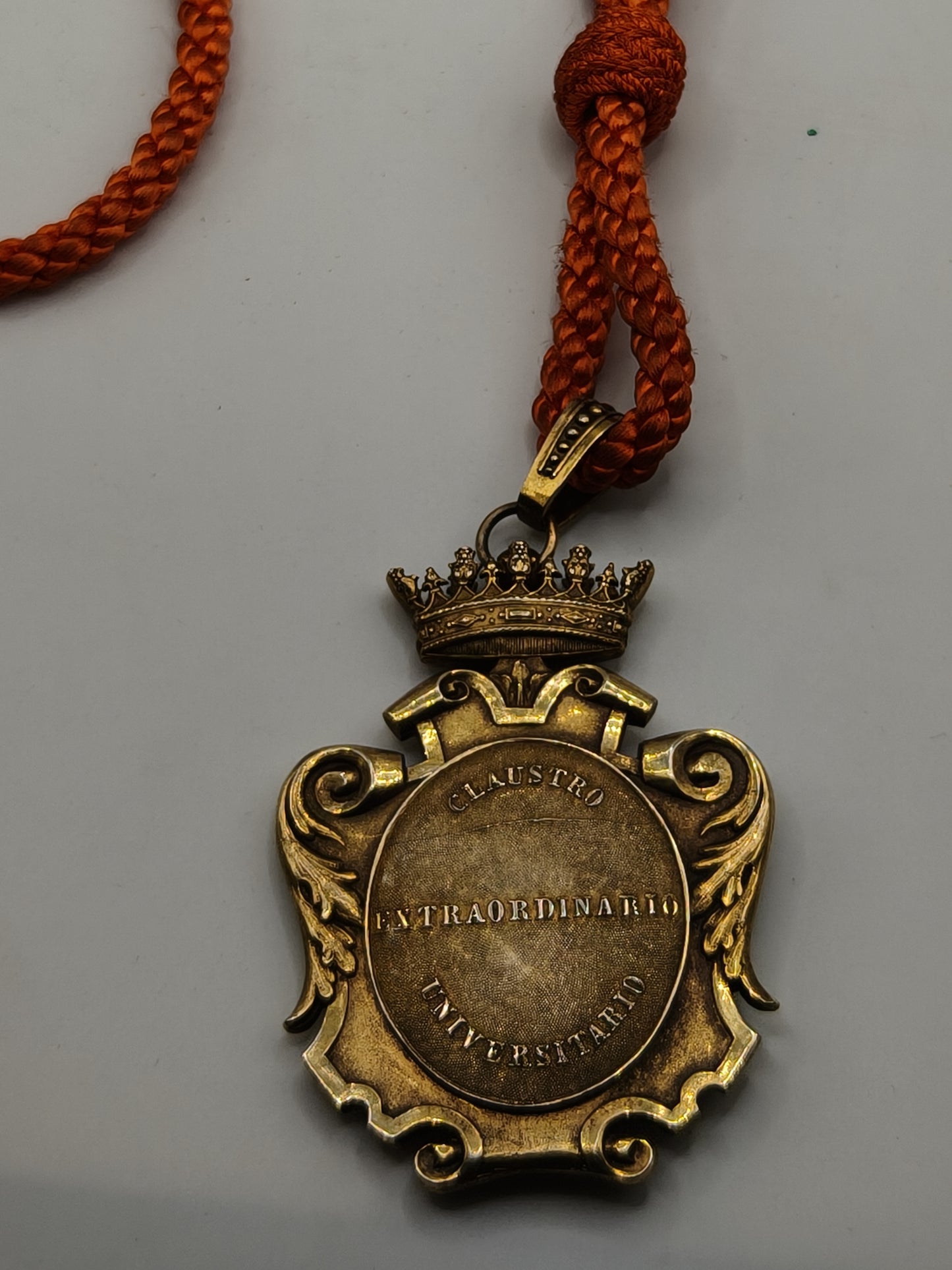 Medalla Claustro extraordinario . Época Franco. Plata dorada