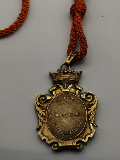 Medalla Claustro extraordinario . Época Franco. Plata dorada