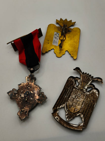 Lote insignias Falange Juvenil. Época Franco.
