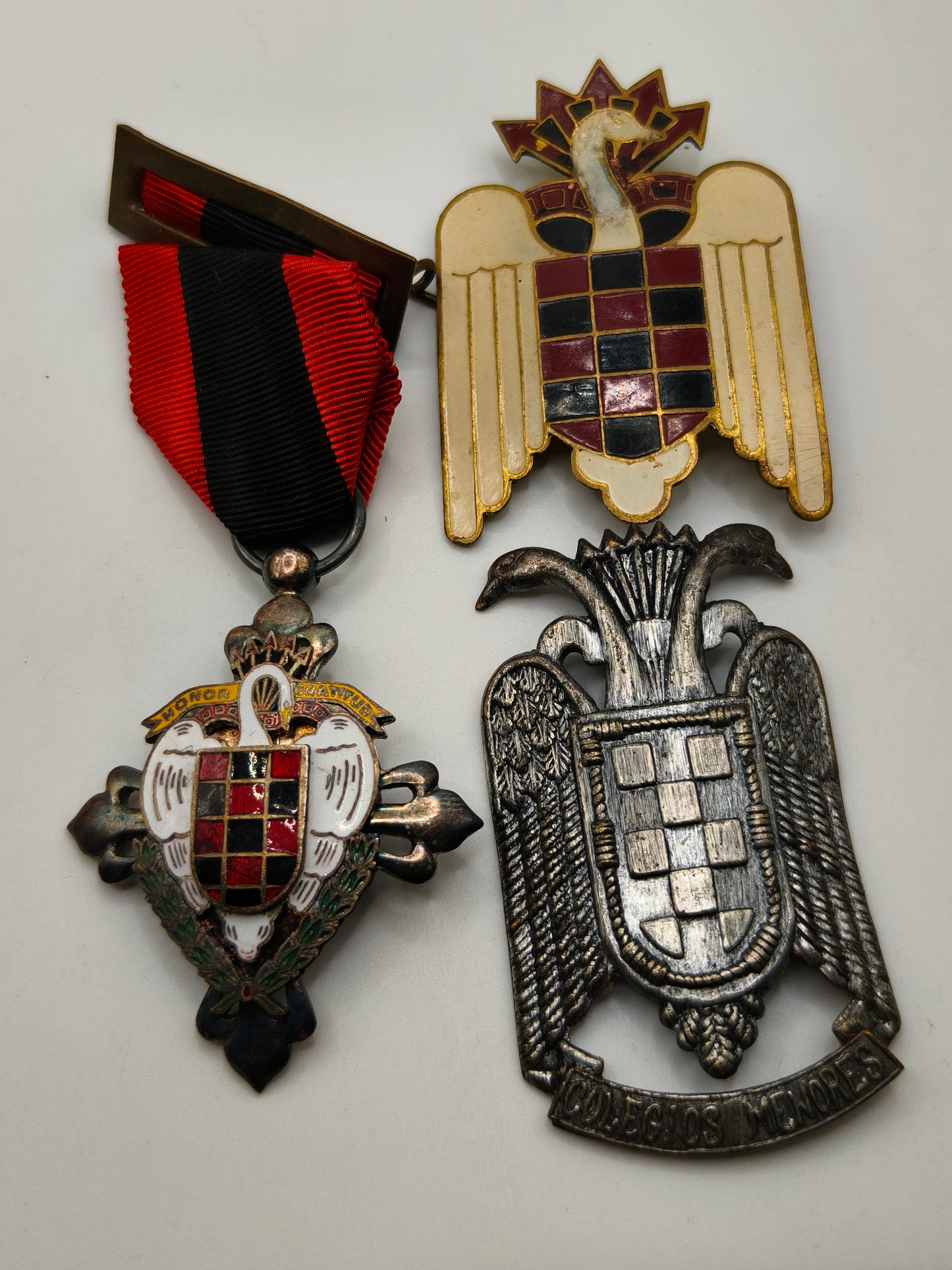 Lote insignias Falange Juvenil. Época Franco.