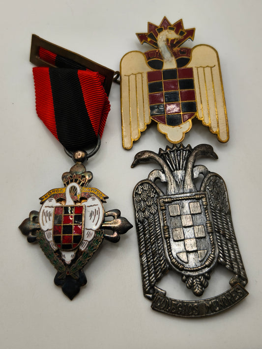 Lote insignias Falange Juvenil. Época Franco.