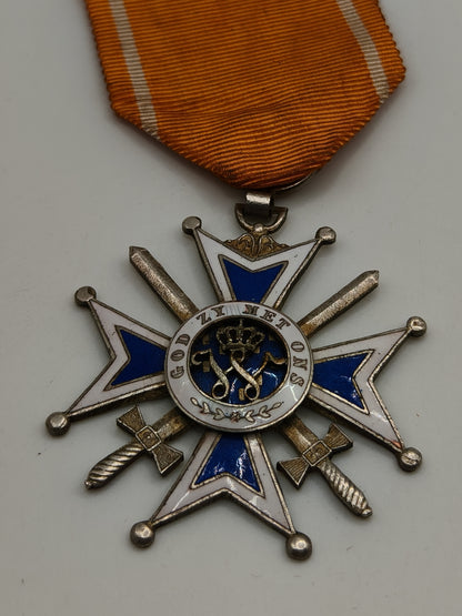 Medalla de la Orden de Orange con espadas. Modelo portugués.