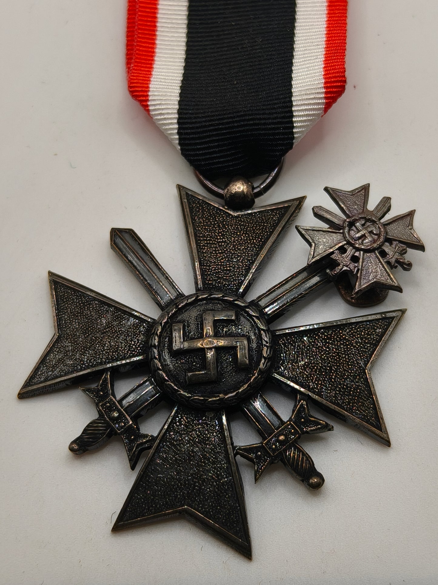 Medalla cruz KVK con espadas. Modelo español. Posguerra
